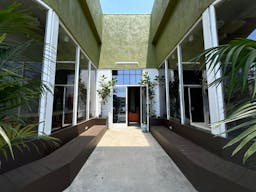 Retail store with coffee shop on Melrose and Fairfax avenue - Image 10