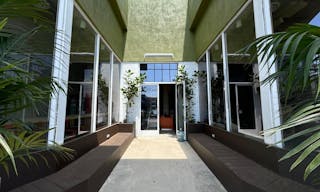 Retail store with coffee shop on Melrose and Fairfax avenue - Image 10