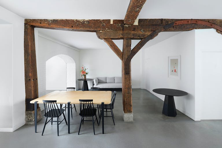 Place des Vosges Show Room - Image 2