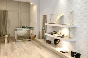 Pretty Boutique in Passy - Image 2