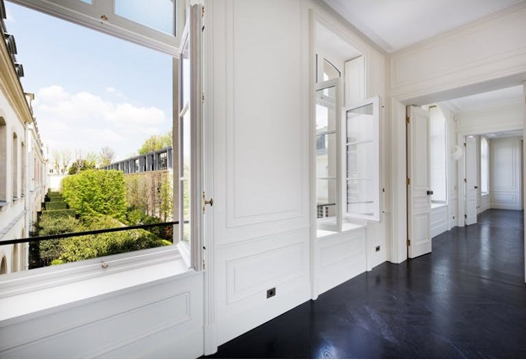 Premium Paris 7th Unique Space - Image 3