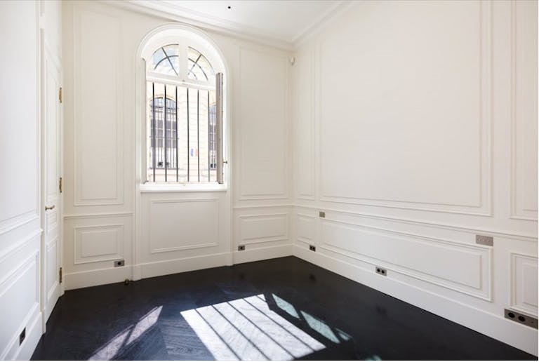 Premium Paris 7th Unique Space - Image 4