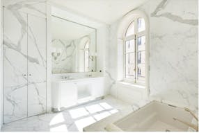 Premium Paris 7th Unique Space - Image 5