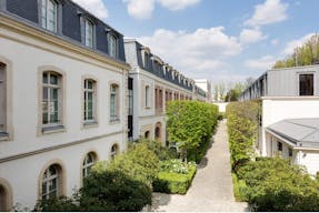 Premium Paris 7th Unique Space - Image 8