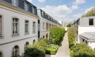 Premium Paris 7th Unique Space - Image 8