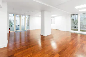 Elegant Unique Space in Le Marais - Image 5