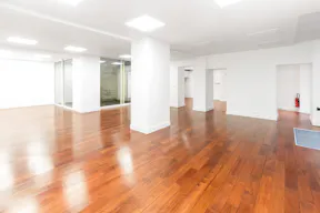 Elegant Unique Space in Le Marais - Image 6