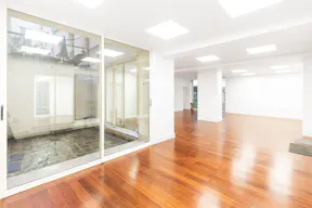 Elegant Unique Space in Le Marais - Image 7