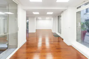 Elegant Unique Space in Le Marais - Image 9