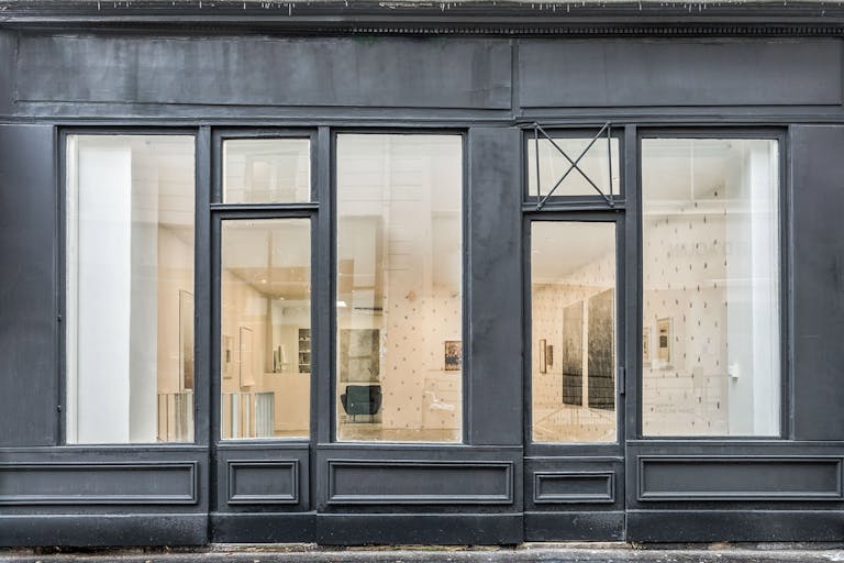 Tasteful Art Gallery in the 7th District - Image 0