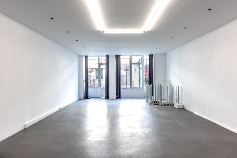 Tasteful Art Gallery in the 7th District - Image 2