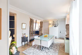 Pretty Haussmannian Apartment in Malesherbes - Image 3