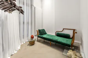 Elegant Art Gallery in Le Marais - Image 2