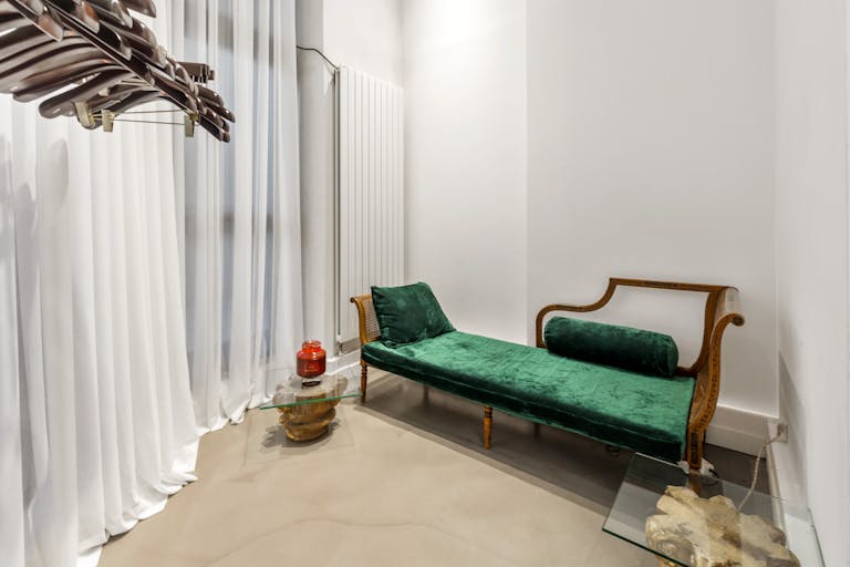 Elegant Art Gallery in Le Marais - Image 2