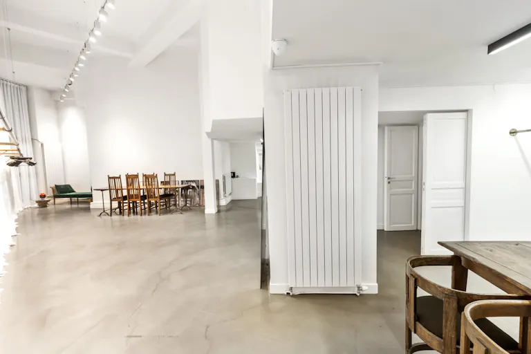 Elegant Art Gallery in Le Marais - Image 3