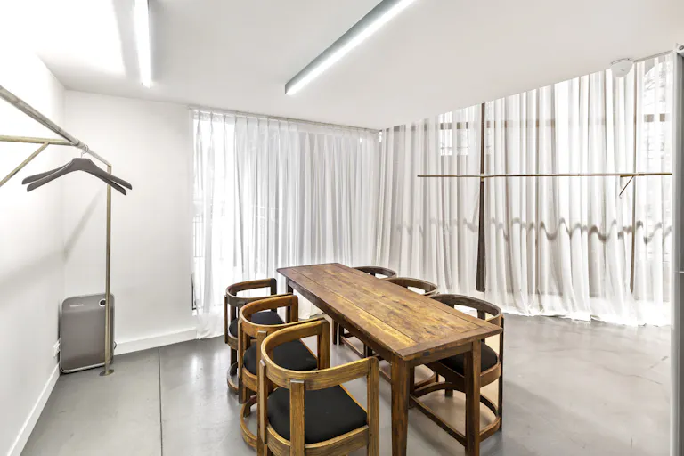 Elegant Art Gallery in Le Marais - Image 4