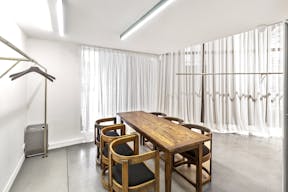 Elegant Art Gallery in Le Marais - Image 4