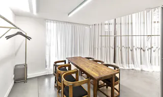 Elegant Art Gallery in Le Marais - Image 4