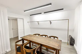 Elegant Art Gallery in Le Marais - Image 5