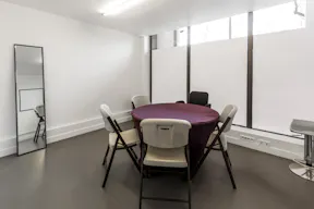 Elegant Art Gallery in Le Marais - Image 8