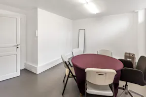 Elegant Art Gallery in Le Marais - Image 9
