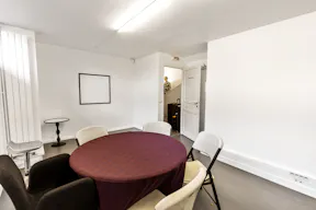 Elegant Art Gallery in Le Marais - Image 10