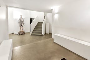 Elegant Art Gallery in Le Marais - Image 13