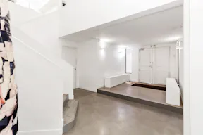 Elegant Art Gallery in Le Marais - Image 14