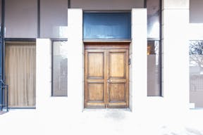 Elegant Art Gallery in Le Marais - Image 15