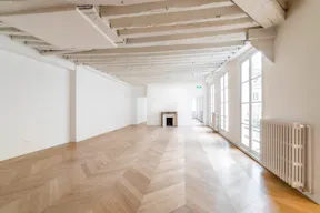 Showroom on Rue du Faubourg Saint-Honoré - Image 1