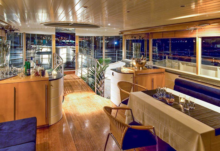 The Yacht in the 16th district of Paris - Image 3