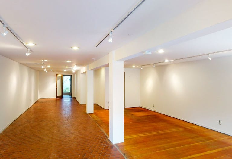 Street level Retail space with ample foot traffic - Image 0