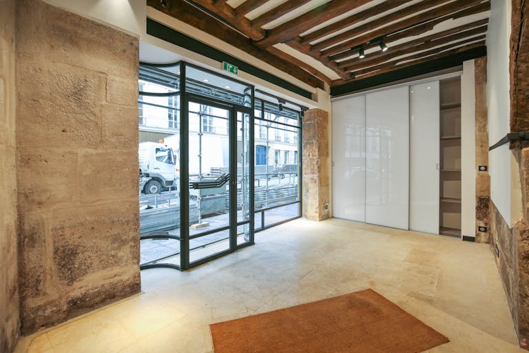 Gorgeous Boutique in Le Marais - Image 3