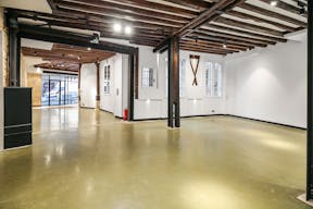 Gorgeous Boutique in Le Marais - Image 17