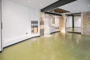 Gorgeous Boutique in Le Marais - Image 19