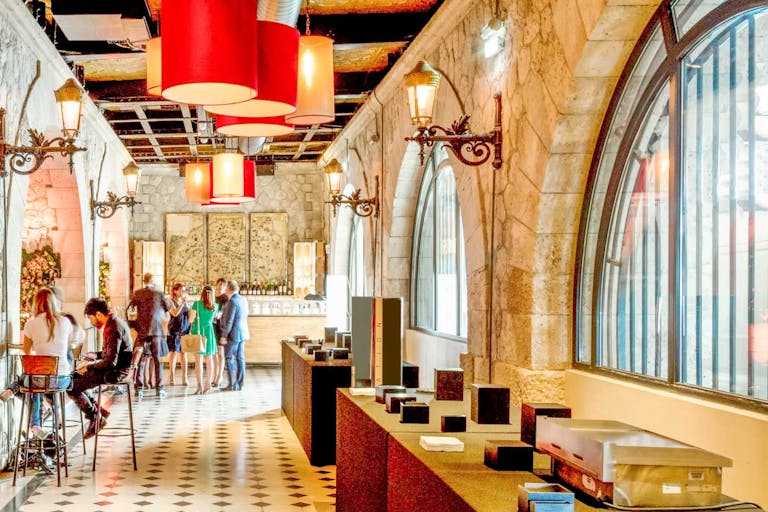 Unique Space near Champs-Elysées - Image 4