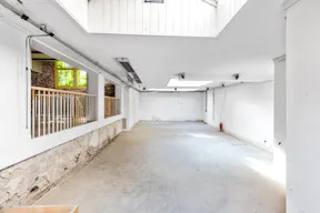Spacious Venue in Canal District - Image 1