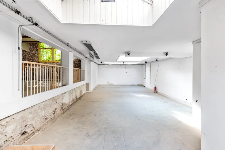 Spacious Venue in Canal District - Image 1