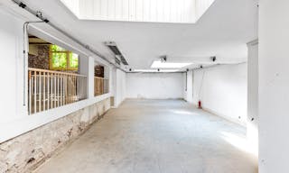 Spacious Venue in Canal District - Image 1