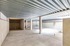 Spacious Venue in Canal District - Image 1