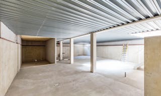 Spacious Venue in Canal District - Image 1