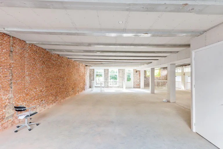 Spacious Venue in Canal District - Image 4