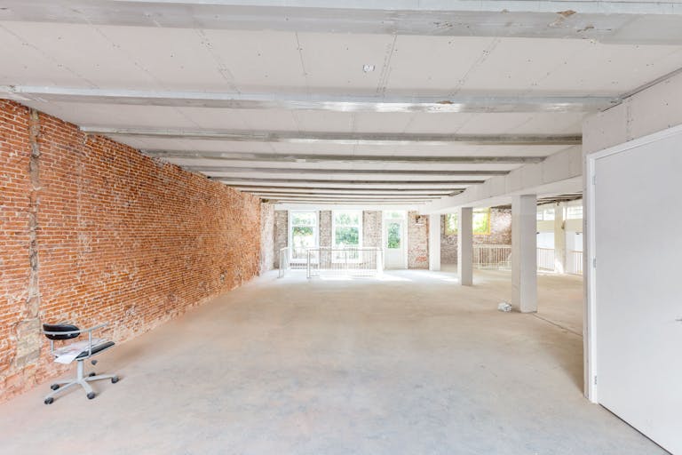 Spacious Venue in Canal District - Image 4