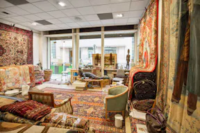 Tasteful Boutique Near Republic Square - Image 0
