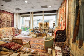 Tasteful Boutique Near Republic Square - Image 0