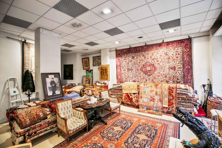 Tasteful Boutique Near Republic Square - Image 1