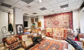 Tasteful Boutique Near Republic Square - Image 1