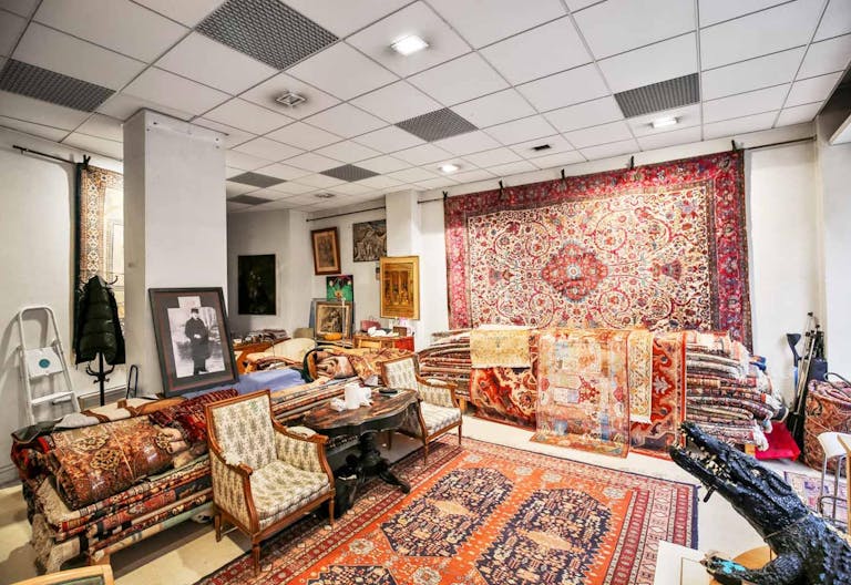 Tasteful Boutique Near Republic Square - Image 1