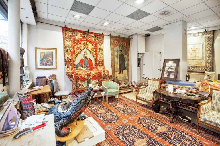 Tasteful Boutique Near Republic Square - Image 3