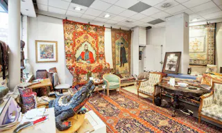 Tasteful Boutique Near Republic Square - Image 3